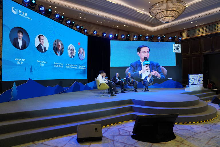 Daniel Zhang, CEO da Alibaba, em um painel de debate com prêmios Nobel de Economia na cidade de Hangzhou
