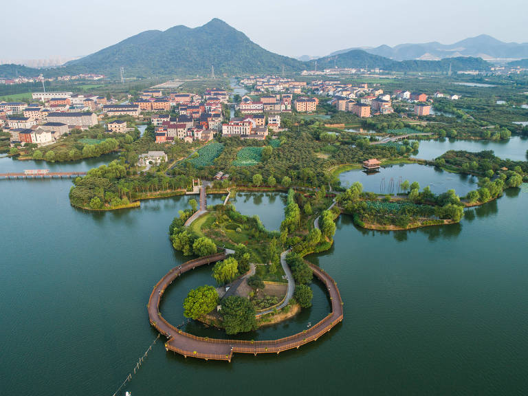 O lago Dingshan, na cidade de Hangzhou, na China