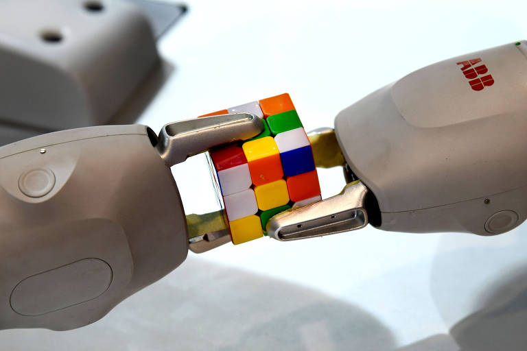 Robô industrial resolve um cubo mágico durante exposição internacional de inovação em Qingdao, no leste da China 