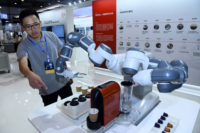 Exibidor introduz um robô industrial em feira internacional de inovação em Qingdao