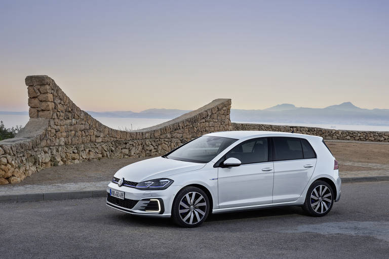 Volkswagen Golf chega a 25 anos de Brasil com versão híbrida