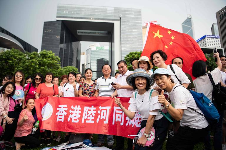 20.jul.2019: Milhares fazem manifestação pró-governo em Hong Kong