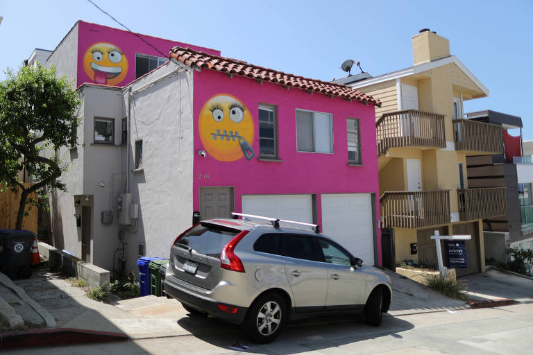 Casa pintada com emojis