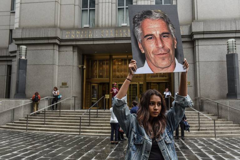Mulher protesta com retrato de Jeffrey Epstein em frente a corte federal em Nova York 
