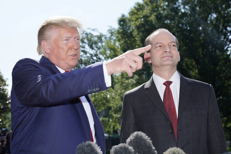 O presidente Donald Trump, ao lado de Alexander Acosta, na entrevista coletiva na qual Acosta anunciou sua renúncia 