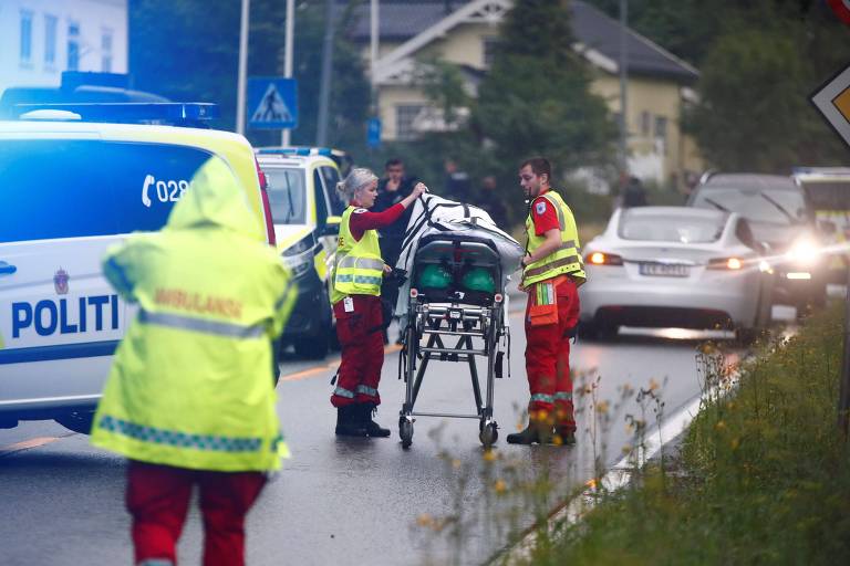 Socorristas atendem vítima após atirador ferie uma pessoa em mesquita na cidade de Bauerum, próxima de Oslo