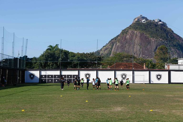 Time feminino do Botafogo treina na sede do clube