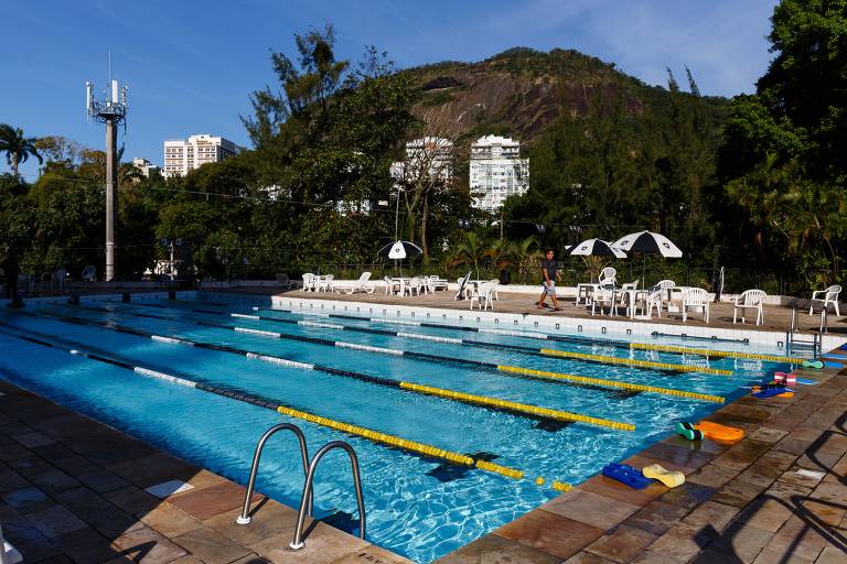 Área das piscinas na sede social do Botafogo, no bairro de mesmo nome, zona sul do Rio de Janeiro