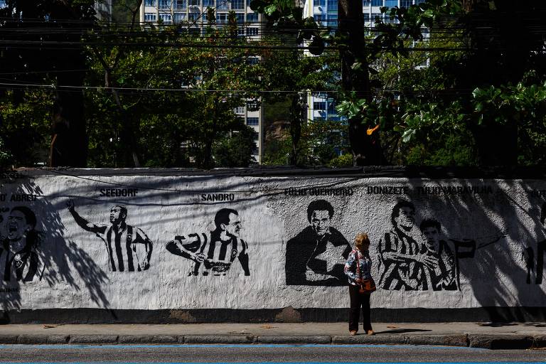 Seedorf, Sandro, Donizete e Túlio Maravilha são alguns dos ídolos que decoram os muros da sede botafoguense no Rio