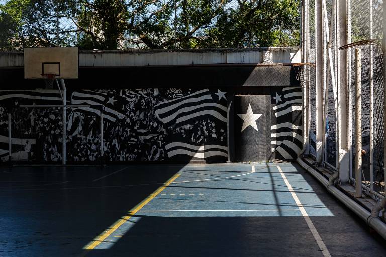 Mais uma quadra da sede social, decorada pela estrela e a imagem da torcida do Botafogo