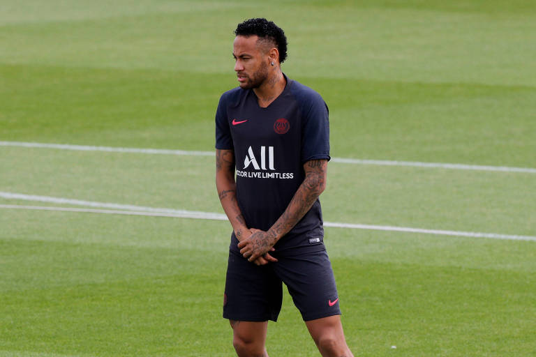 Neymar durante treino do PSG antes da estreia da equipe no Campeonato Francês
