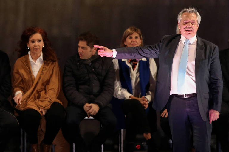 O canditato à Presidência Alberto Fernández junto à candidata a vice, Cristina Kirchner, em comício em Rosário, na Argentina