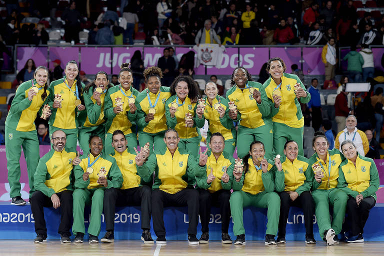 Seleção brasileira de basquete feminino exibe as medalhas de ouro, conquistadas após vitória sobre os Estados Unidos na final do Pan-2019