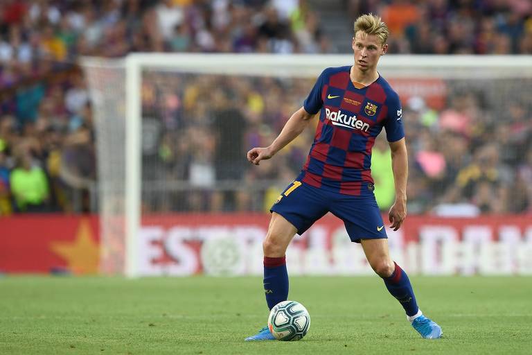 Promessa do futebol holandês, o meio-campista Frenkie De Jong, 22, saiu do Ajax para o Barcelona em transação de 75 milhões de euros