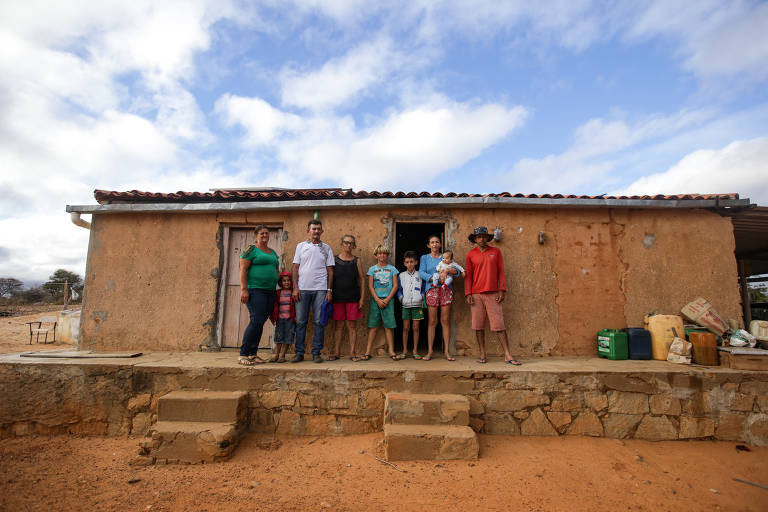 O agricultor Alonso Dias Braga, 68, de camisa branca, conta que sua família vive no povoado de Ladeira Grande há mais de cem anos