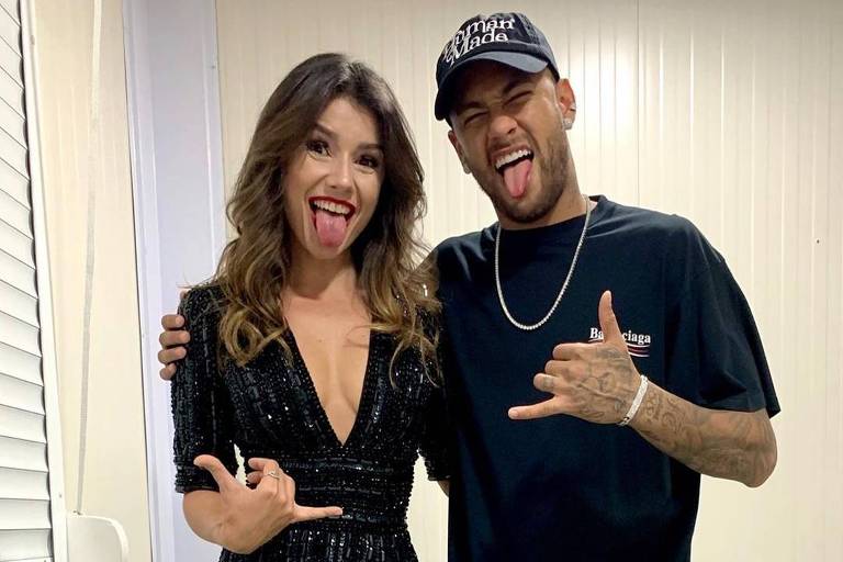 Neymar sobe ao palco com Paula Fernandes durante show em Portugal