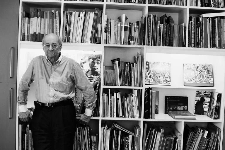 O urbanista e arquiteto Jorge Wilheim em seu escritório, no bairro de Perdizes, em São Paulo