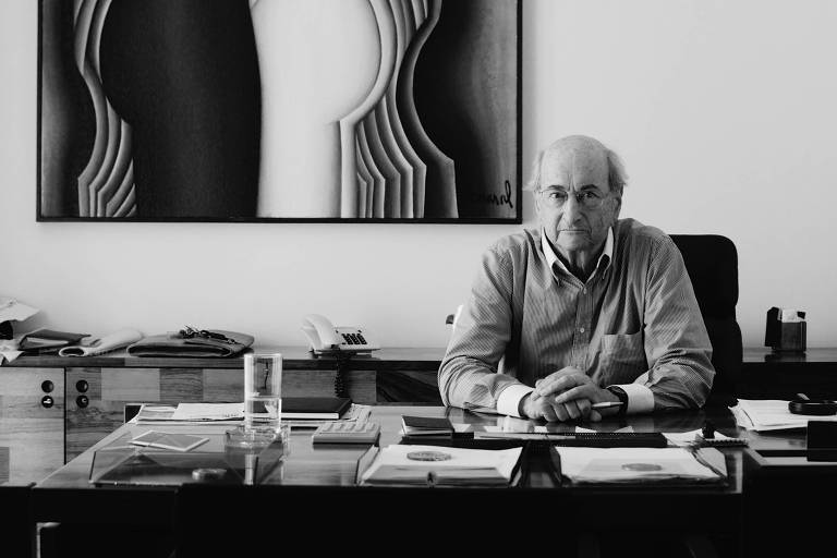 O urbanista e arquiteto Jorge Wilheim em seu escritório, no bairro de Perdizes, em São Paulo