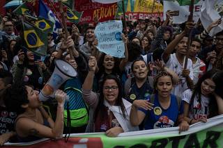 Estudantes protestam contra cortes na educação na av. Paulista (SP)