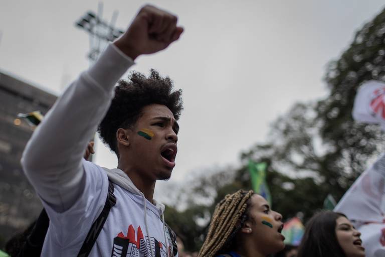 Manifestantes protestam contra o governo Bolsonaro na avenida Paulista, em São Paulo