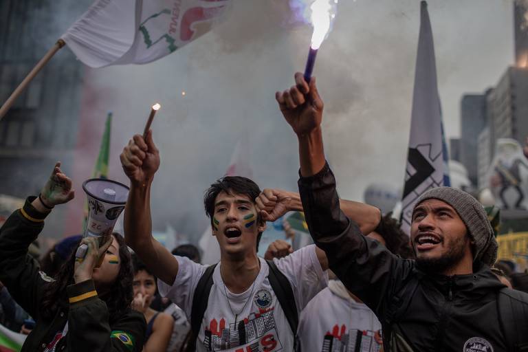 Manifestantes protestam contra o governo Bolsonaro na avenida Paulista, em São Paulo