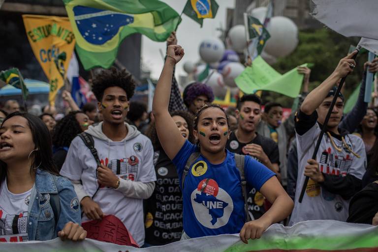 Manifestantes protestam contra o governo Bolsonaro na avenida Paulista, em São Paulo
