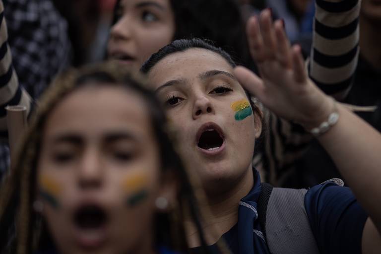 Manifestantes protestam contra o governo Bolsonaro na avenida Paulista, em São Paulo