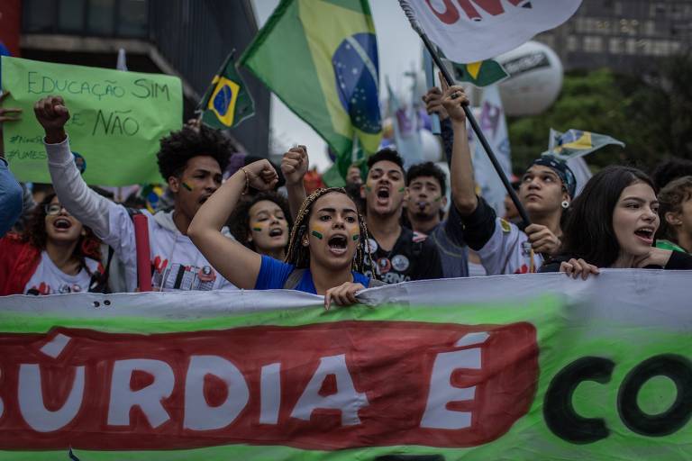 Manifestantes protestam contra o governo Bolsonaro na avenida Paulista, em São Paulo