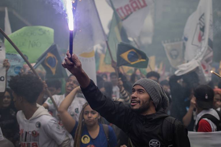 Manifestantes protestam contra o governo Bolsonaro na avenida Paulista, em São Paulo
