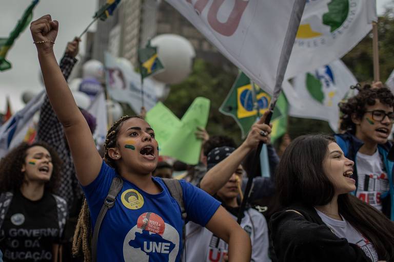 Manifestantes protestam contra o governo Bolsonaro na avenida Paulista, em São Paulo