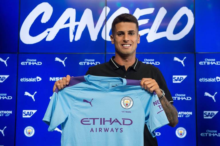 Por 65 milhões de euros, o zagueiro portugês João Cancelo, 25, trocou a Juventus pelo Manchester City