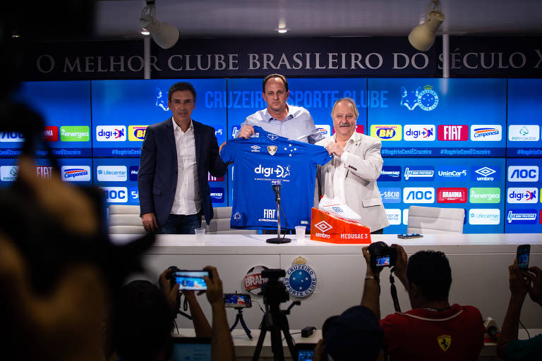Rogério Ceni, ao centro, durante sua presentação como novo técnico do Cruzeiro