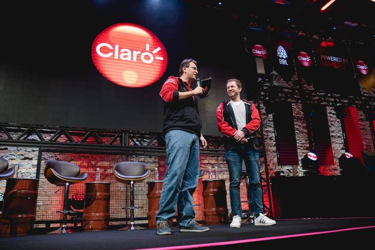 Marcio Carvalho, diretor de Marketing da Claro, e o jornalista e apresentador Tiago Leifert
