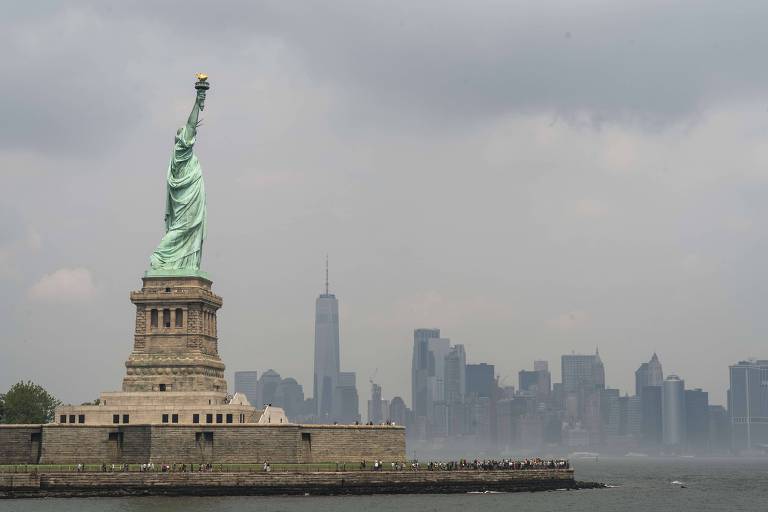 A estátua da Liberdade, em Nova York; placa nos pés do monumento traz menção aos imigrantes 