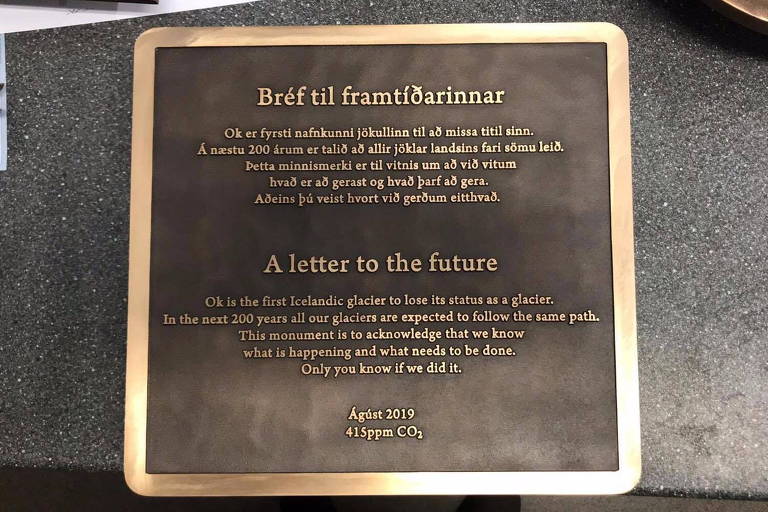 Ok é a primeira geleira da Islândia a perder seu status. Nos próximos 200 anos, todas as nossas geleiras devem ter o mesmo destino. Com este monumento reconhecemos que sabemos o que está acontecendo e o que precisa ser feito. Só você saberá se o fizemos, diz a placa. 