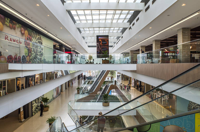 Escadas rolantes e jardim interno do Shopping Parque da Cidade, na zona sul de São Paulo