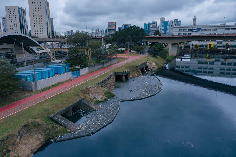 São Paulo, SP, Brasil, 14-08-2019: Usina Traição Rio Pinheiros, na Vila Olímpia. Despoluição do Rio Pinheiros no governo João Doria. Foto aérea (drone). (foto Gabriel Cabral/Folhapress)