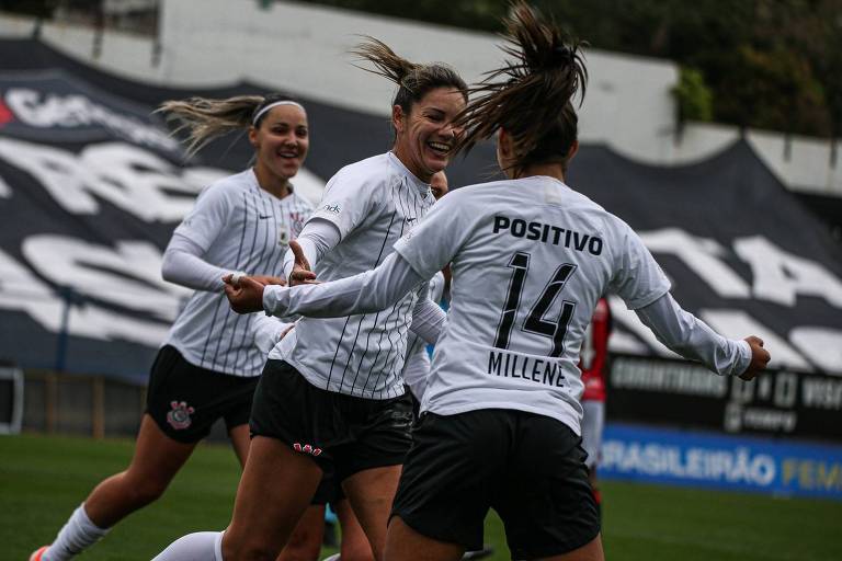 Jogadoras do Corinthians celebram gol na partida contra o Vitória, pelo Campeonato Brasileiro
