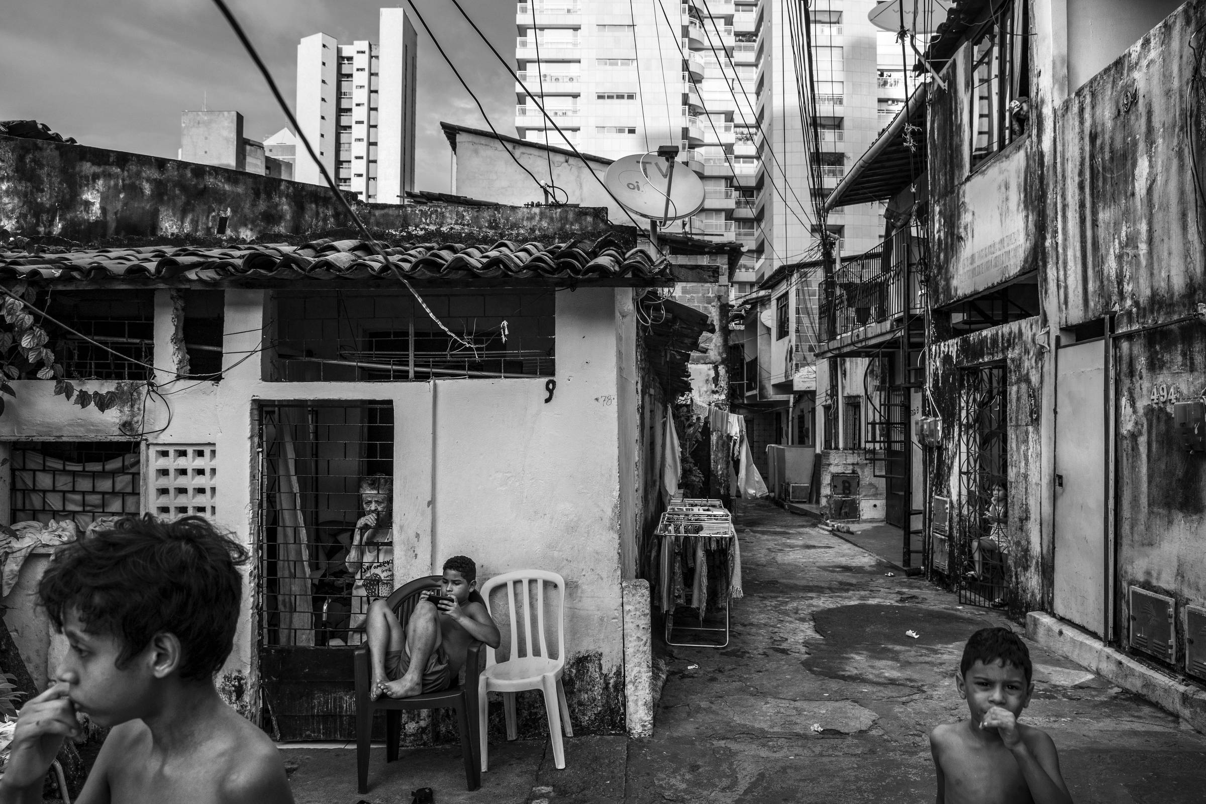 Comunidad Campo do América, en Fortaleza, Ceará; al fondo, el edificio Mansión Macedo