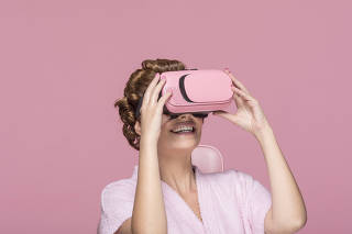Especial Consumo Shopping. Revista Sao Paulo. Producao com a modelo Bruna Braga,30, com aparelho de Realidade Virtual