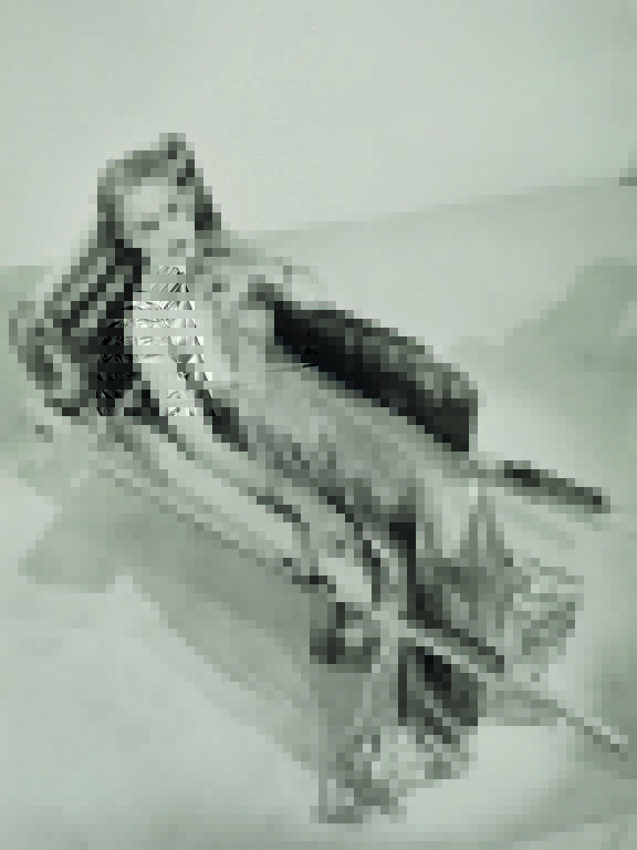 Lee Miller usando um vestido de Lucien Lelong, sentada no carrinho de mão de Oscar Domínguez (1937). Foto: Man Ray / Divulgação