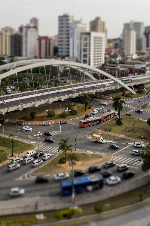 Encontro das avenidas dos Autonomistas e Bussocaba, duas das principais vias da cidade de Osasco, na Grande São Paulo