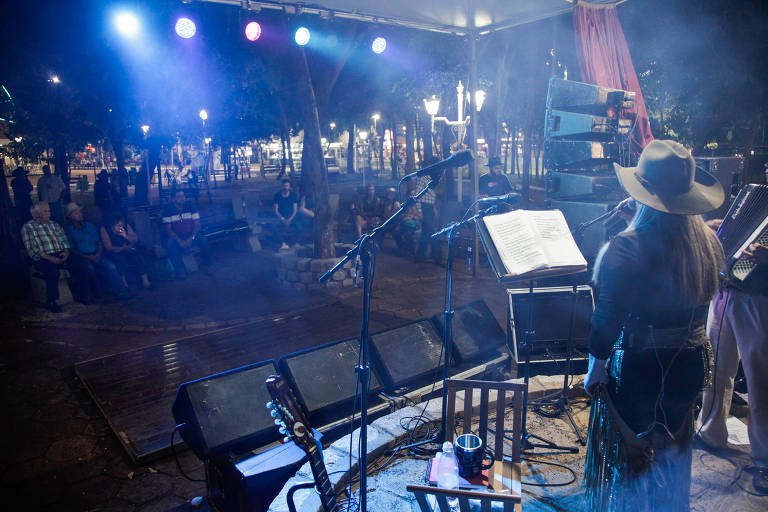 Helenice Cunah se apresenta no palco raiz sertaneja na festa do peão