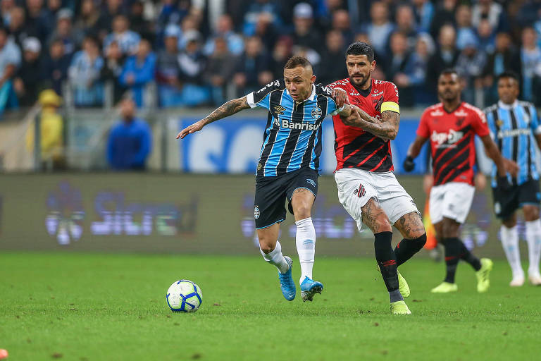 Everton Cebolinha em lance da partida entre Grêmio e Athletico, pelas semifinais da Copa do Brasil