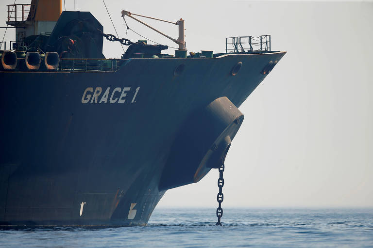 No canto direito, a popa do navio Grace 1. A corrente de sua âncora está atirada ao mar. 