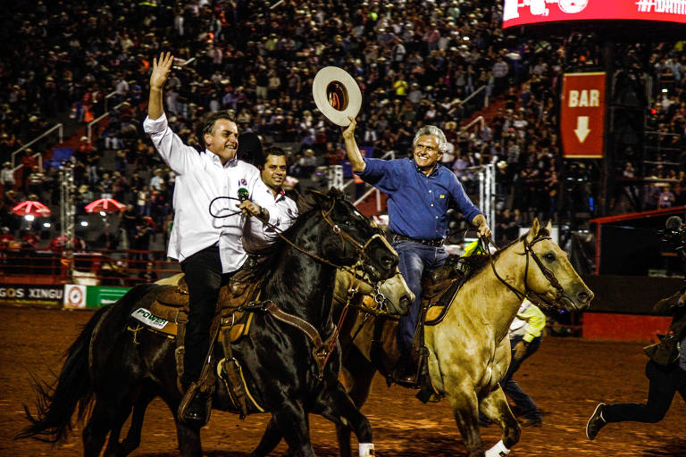 O presidente Jair Bolsonaro (PSL) e o governador de Goiás, Ronaldo Caiado (DEM), durante montaria na Festa do Peão de Barretos