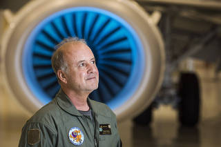 O comandante Guilherme Miranda Cará, há 44 anos na Embraer