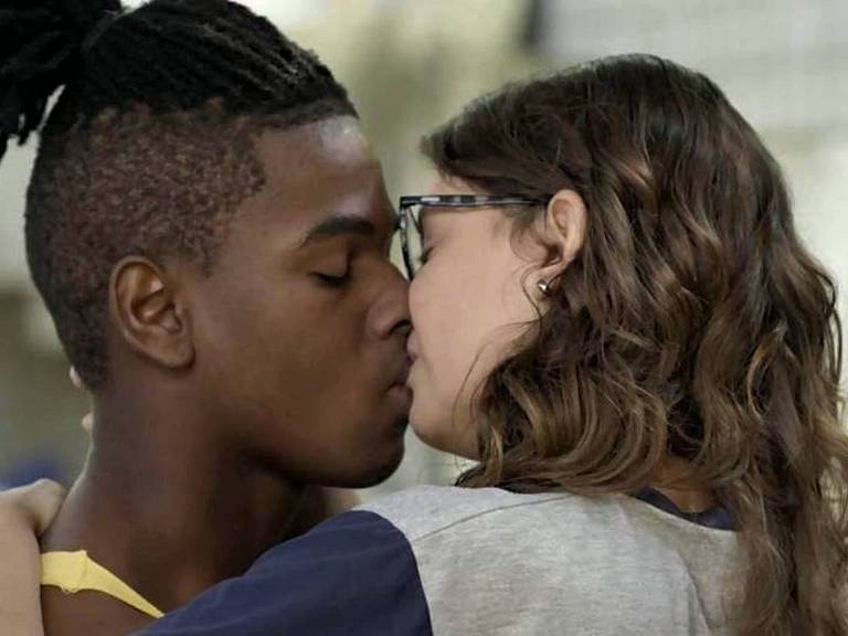 Camelo (Ronald Sotto) tasca beijo em Raíssa (Dora de Assis)