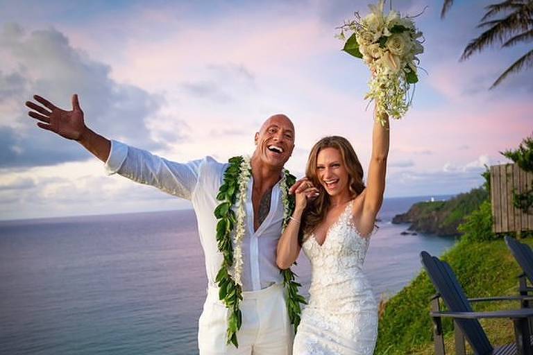 Namorados há mais de dez anos, The Rock e Lauren Hashian se casam no Havaí