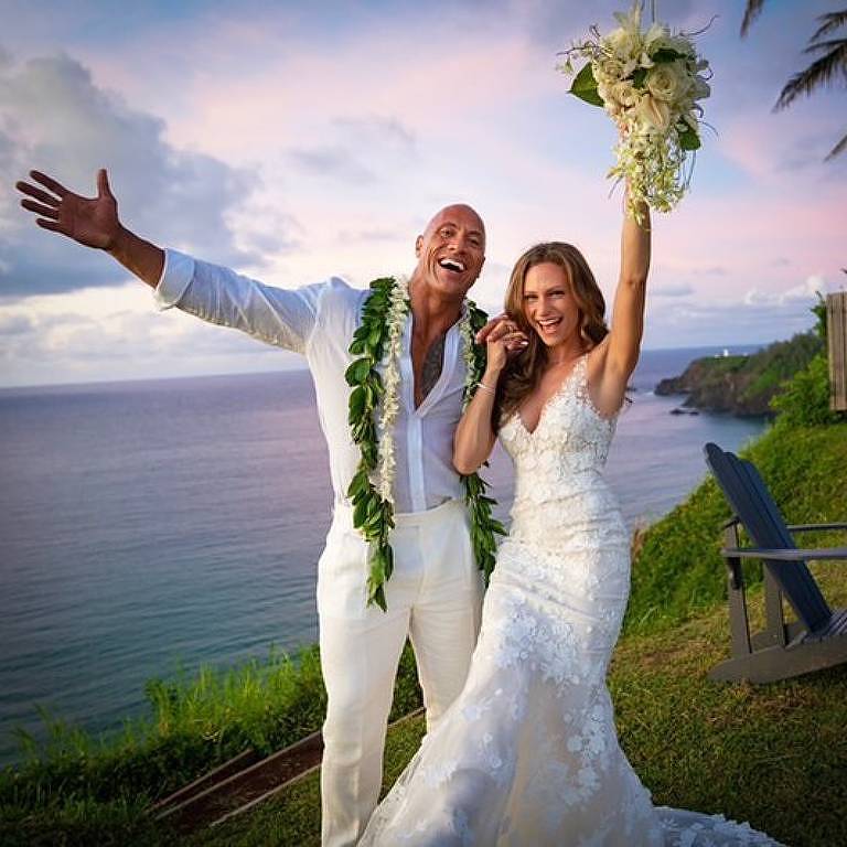 Namorados há mais dez anos, The Rock e Lauren Hashian se casam no Havaí